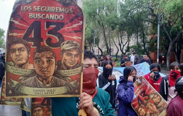 Marchan a 10 años de la desaparición de 43 normalistas