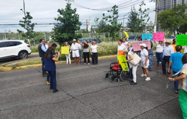 Bloquean avenida Patria por despojo de una vivienda