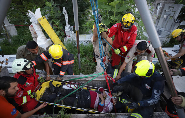 Cae mujer a una cripta en panteón de Mezquitán