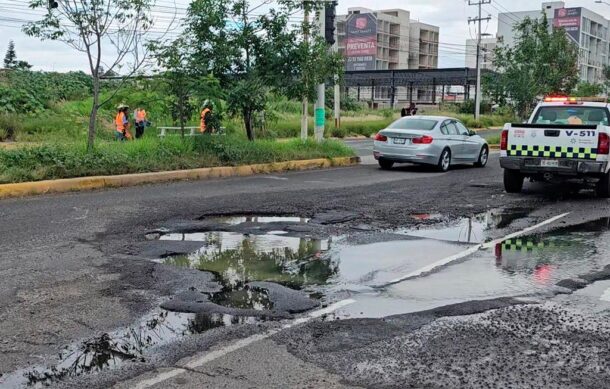 Autoridades se deslindan de baches en Camino Real a Colima