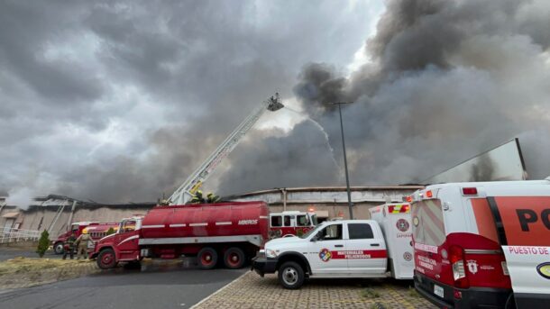 Bombero resulta herido en incendio de WalMart