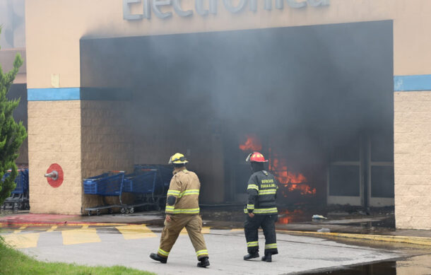 Mantienen trabajos en supermercado incendiado en Zapopan