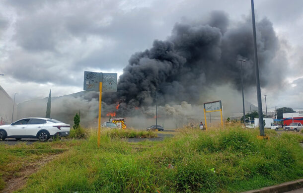 Incendio destruye la tienda WalMart en Zapopan