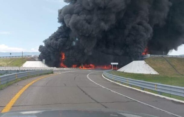 Aparatosa explosión provoca una volcadura en autopista a Colima