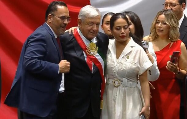 AMLO llega a San Lázaro mientras Gálvez desea éxito a Sheinbaum