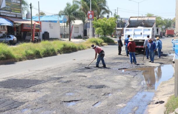 Culpan a Gobierno Estatal de baches en Camino Real a Colima