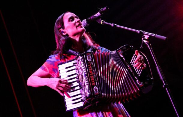 Julieta Venegas deleita a los asistentes a Fiestas de Octubre