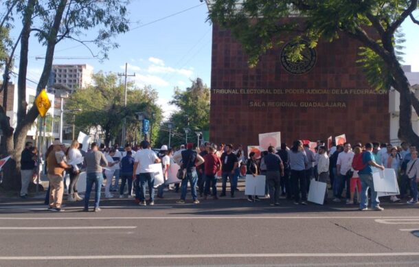 Protestan militantes de Morena afuera de la Sala GDL del TEPJF