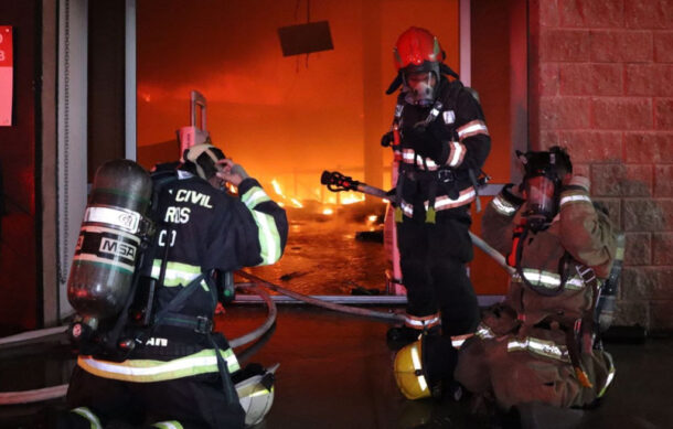 Controlan en la madrugada incendio en tienda City Club