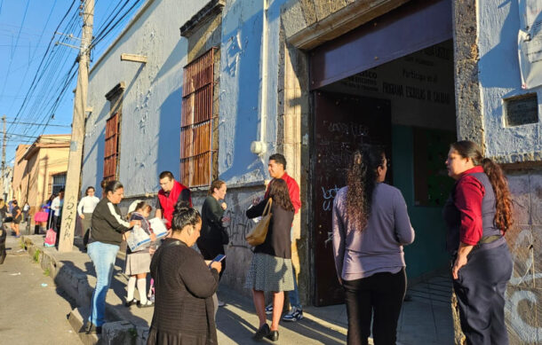 Cierre repentino de primaria en el Centro tapatío pone en jaque a padres de familia