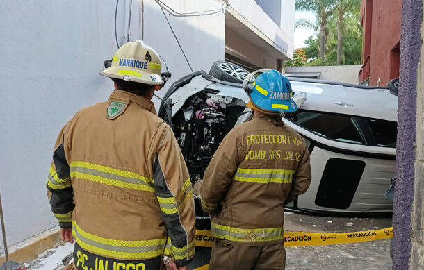 Se equivocó de pedal y cayó un piso