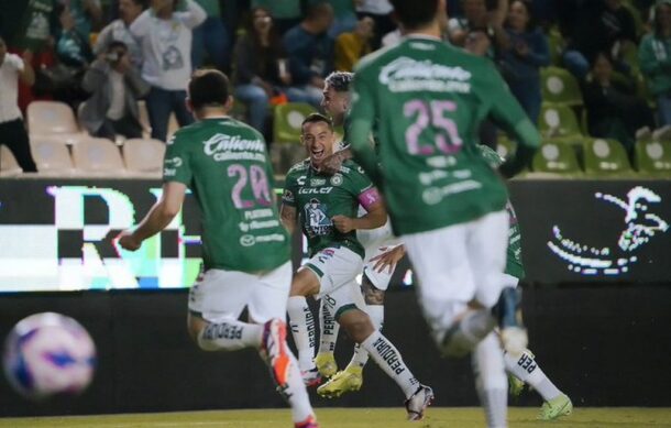 León golea a los Gallos Blancos y Guardado anota un gol