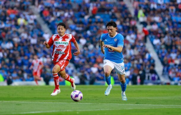 Cruz Azul golea a Necaxa y sigue de líder en la Liga MX