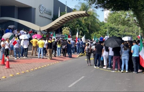 Trabajadores del PJF se manifiestan Cámara de Comercio de GDL