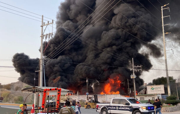 Incendio destruye bodega de materiales de tapicería en Jalostotitlán