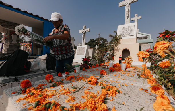 Miles de familias acuden a los cementerios de la ciudad