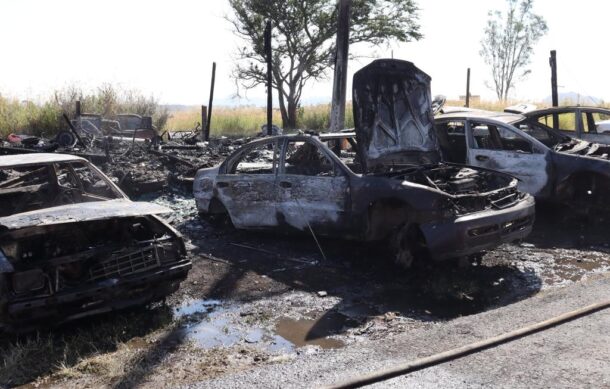 Incendio consume varios automóviles en Zapopan