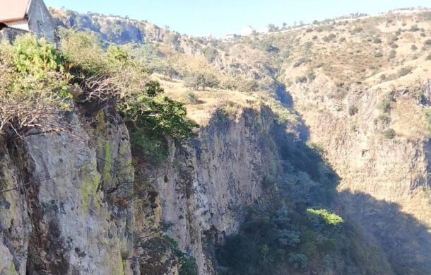 Localizan bolsas con restos humanos en barranca de Zapopan