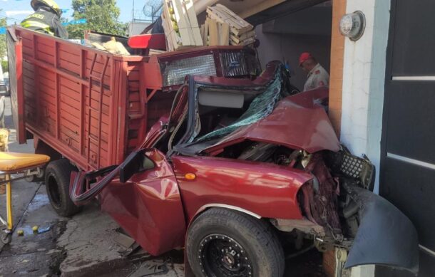 Choca contra una casa y queda prensado en Guadalajara