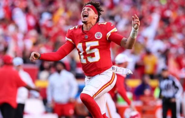 Mahomes rompe récord de pases de anotación en Kansas City