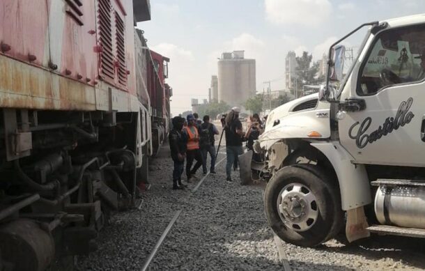 Tren impacta un torton en las vías del tren de Las Juntas