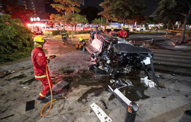 Vuelca camioneta Cybertruck en la glorieta Colón; hubo cuatro heridos