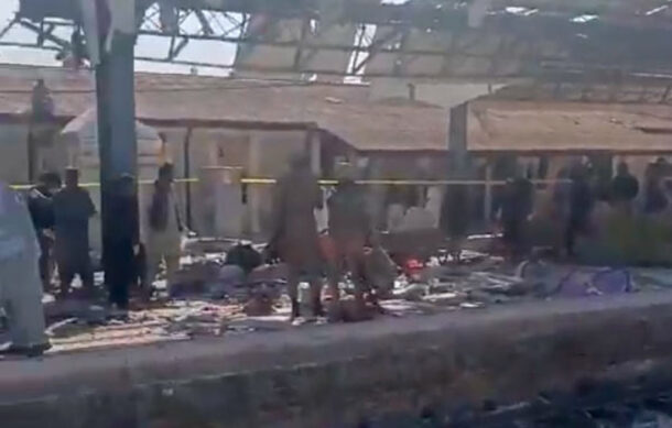 Atentado suicida en estación de tren en Pakistán deja 26 muertos