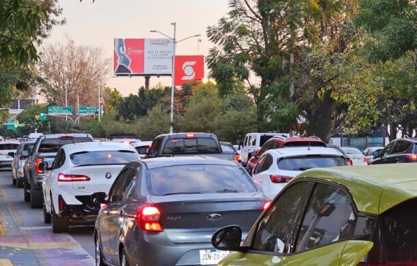 Continúan atorones viales en López Mateos pese a operativo vespertino