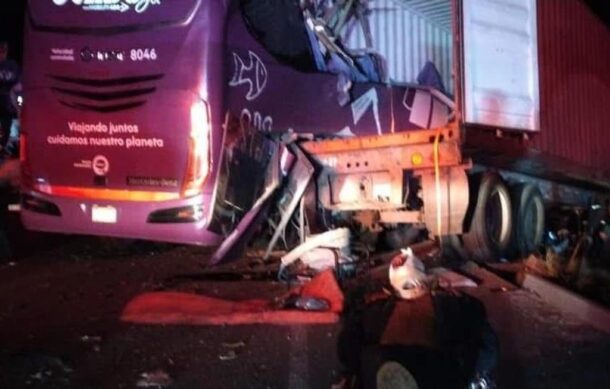 Reportan 7 muertos en accidente de autobús de pasajeros en Veracruz