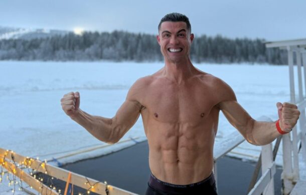 Cristiano Ronaldo festeja la Navidad en la nieve y sin playera