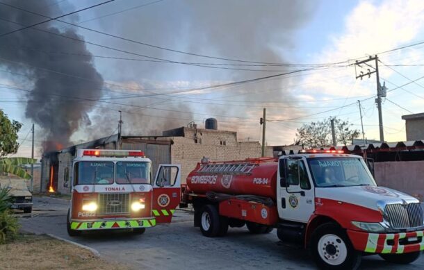 Incendio en fábrica de colchones en Tonalá