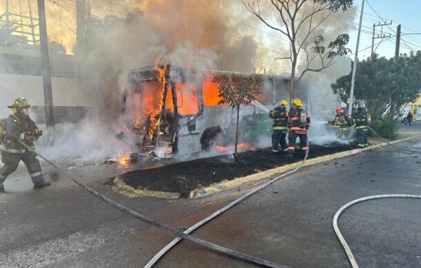 Fuego consume unidad del transporte público en GDL