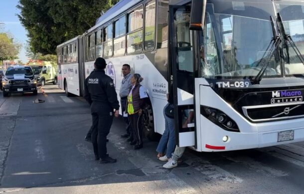 Sin lesiones de consideración termina hombre atropellado por Macrobús