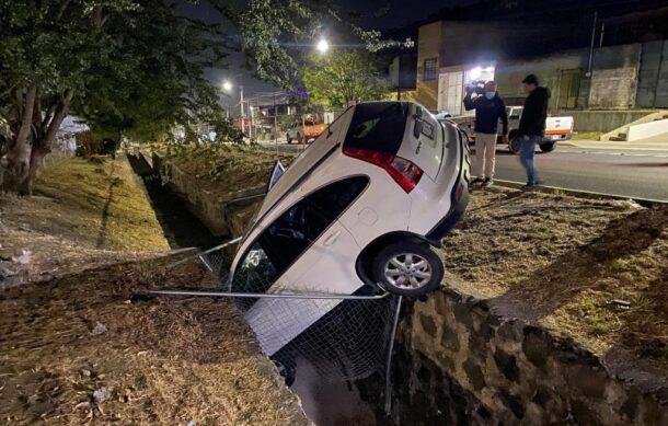 Hombre pierde el control de su camioneta y termina en canal pluvial