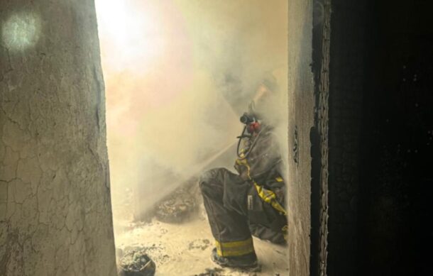 Mujer sale ilesa al incendiarse su vivienda en GDL