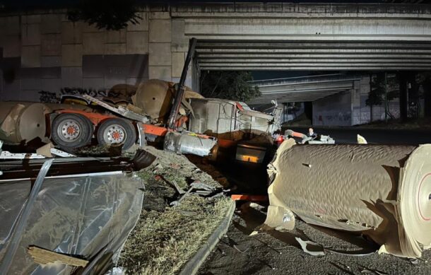 Tráiler cae de una altura de 15 metros; el chofer vivió para contarlo