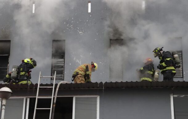 Se registra fuerte incendio en base de Policía Estatal en GDL