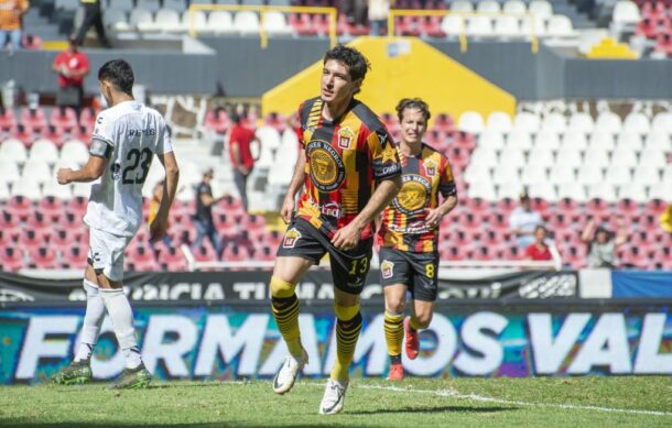 Leones golean a Dorados con triplete de Alberto Ocejo