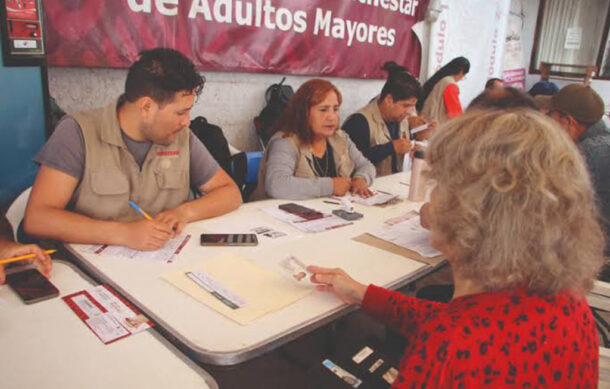 Arranca en Jalisco entrega de tarjetas del bienestar para adultos mayores y mujeres de 63 y 64 años