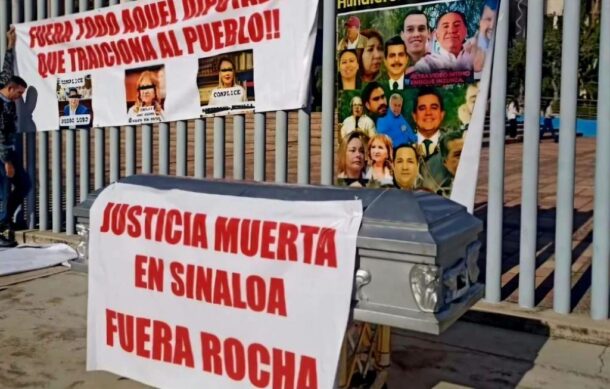 Ciudadanos protestan frente al Congreso de Sinaloa