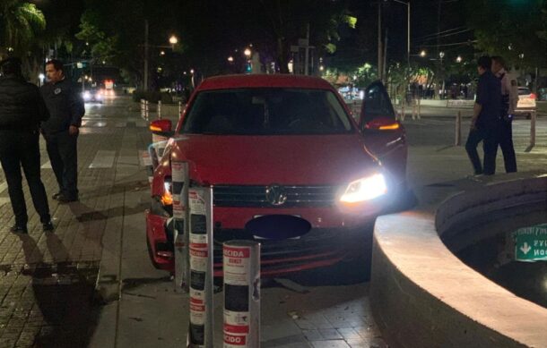 Conductor choca contra bolardos y fuente en Av. Chapultepec