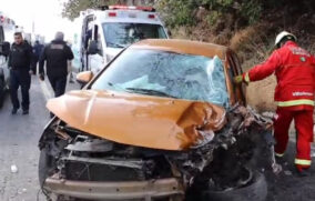 Saldo de cinco lesionados deja un auto desbarrancado en Carretera Saltillo