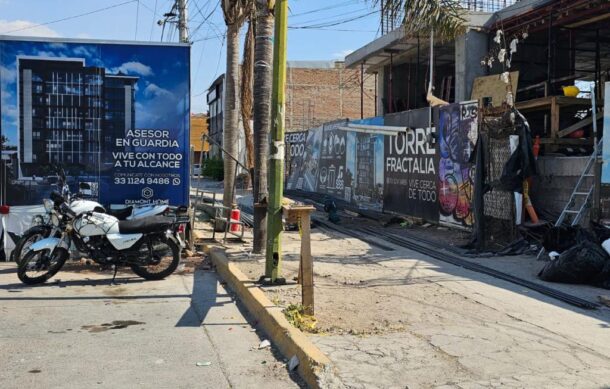 Construcción de torre bloquea banqueta en colonia Monumental