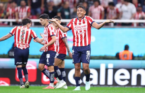 Chivas remonta y vence 2-1 a Pachuca