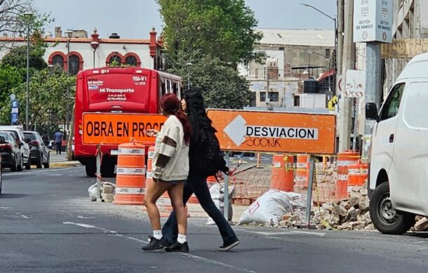 Obras de torre se adueña de banquetas frente al Parque Morelos