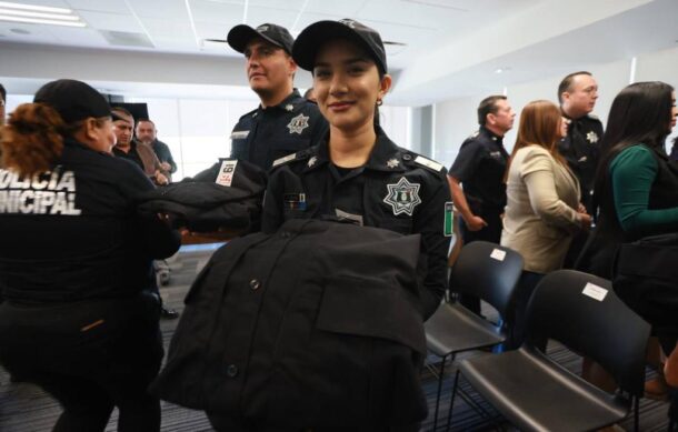 Dotan de nuevos uniformes a policías en Tlajomulco