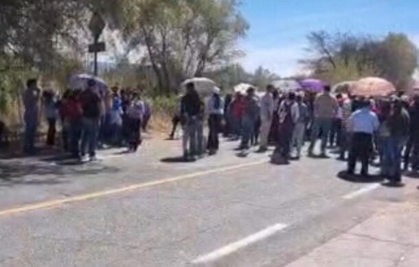 Maestros del sur de Zacatecas bloquean la carretera GDL-Colotlán