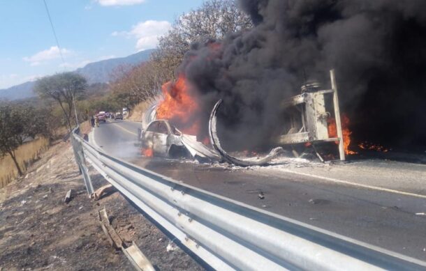 Mueren dos personas tras fuerte accidente en Tecolotlán