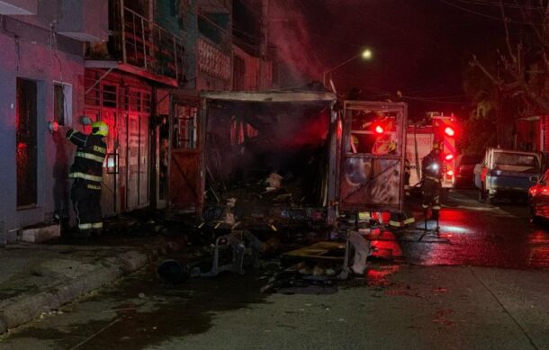 Incendio consume camioneta en GDL