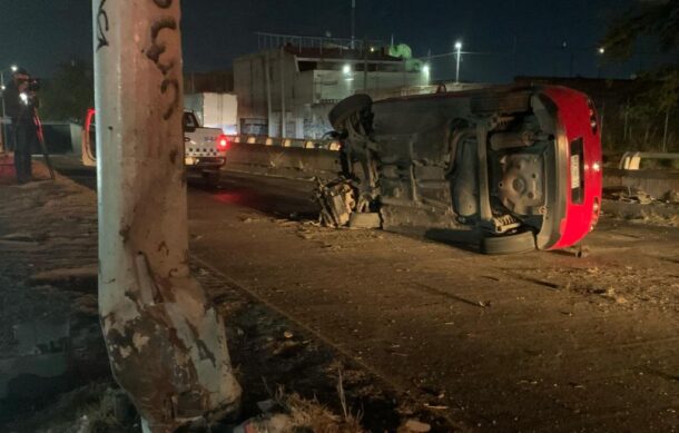 Vuelca auto en Tlaquepaque